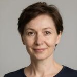 Портрет русского бизнесмена, уверенный взгляд, дружелюбная улыбка, студийное освещение, Новосибирск.